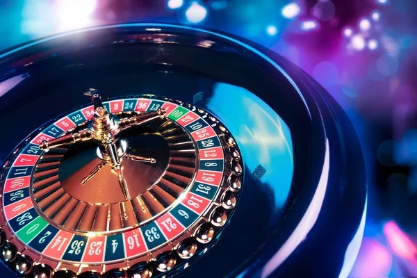 Live dealer dealing Texas Hold'em Bonus cards with community board displayed Live dealer dealing Texas Hold'em Bonus cards with community board displayed